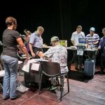 Miembros de mesa cierran y auditan un centro de votación hoy