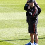 Simeone y el Mono Burgos, durante el entrenamiento de ayer en Majadahonda
