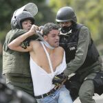 Un opositor venezolano es detenido durante una de las protestas de la huelga general convocada por la MUD, ayer en Caracas