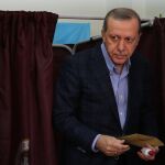 Recep Tayyip Erdogan antes de depositar su voto en el colegio electoral, en Estambul, el pasado 1 de noviembre