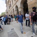 Agentes de la Guardia Civil a su salida de la sede de parlamento de Cataluña