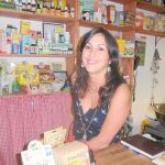 Juana Rivas en la tienda de productos ecológicos que tenía en Granada, que hoy es una farmacia