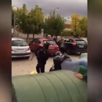 Momento en el que el detenido agrede al agente