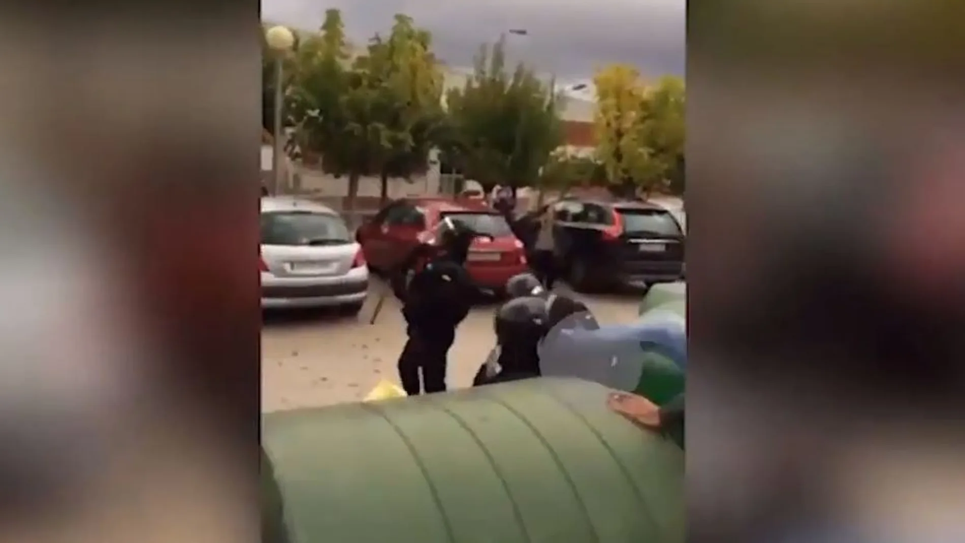 Momento en el que el detenido agrede al agente