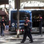 Media docena de furgonetas de los Mossos d'Esquadra custodian la comandancia de la Guardia Civil en la Travessera de Gracia de Barcelona