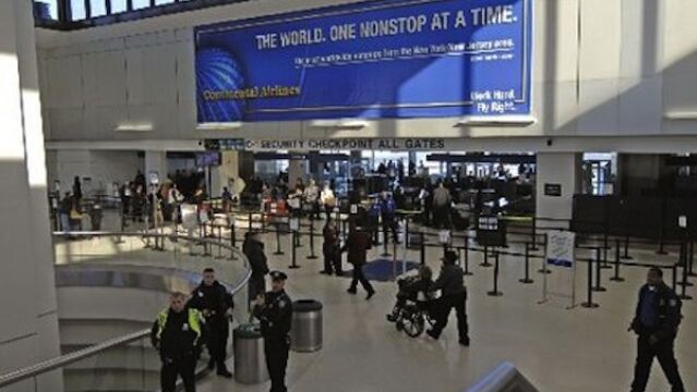 Evacúan parte del aeropuerto de Newark al encontrar una olla a presión en una basura