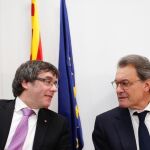 El presidente de la Generalitat, Carles Puigdemont, y el expresidente catalán y presidente del PDeCAT, Artur Mas (d), durante la reunión de la dirección de Partit Demòcrata Europeu Català (PDeCAT) el pasado día 9