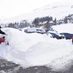 La intensa nevada que ha sufrido estos días el Pirineo obligó a suspender las clases y a circular con cadenas