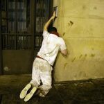 Un joven vuelve a duras penas a su casa en las fiiestas de San Fermín, en una imagen de archivo