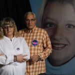Los Padres de Sandra Palo posan con un retrato de su hija asesinada
