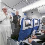 El Papa Francisco atiende a los periodistas que viajaron con él en el avión de vuelta a Roma tras seis intensos días de visita a México. El Pontífice no rehuyó ningún tema
