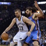 Marc Gasol (33) controla el balón frente a Steven Adams, durante el partido