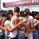 Aglomeraciones. Varios venezolanos hacen cola en un establecimiento de Caracas