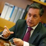 El director de la Agencia Tributaria, Santiago Menéndez, en un momento de la entrevista con LA RAZÓN