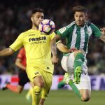 El delantero paraguayo del Betis, Antonio Sanabria (d), disputa un balón con el defensa del Villarreal, Victor Ruiz