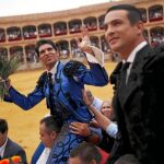 Cayetano Rivera (izda) sale a hombros junto a José María Manzanares en la Corrida Goyesca