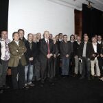 El presidente de la Fundación Loewe, Enrique Loewe (c), y el director del Instituto Cervantes, Víctor García de la Concha (i), posan junto a los participantes
