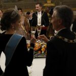 La Reina Letizia y Macri, durante el brindis