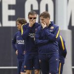 El entrenador del FC Barcelona, Luis Enrique Martínez (i), habla con el preparador físico Rafael Pol (d), durante la sesión de entrenamiento que la plantilla blaugrana