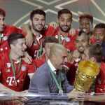 Pep Guardiola rodeado de sus jugadores con el trofeo de la Copa de Alemania