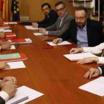 Vista general de la primera reunión técnica de los equipos negociadores del PSOE y Ciudadanos celebrada hoy en el Congreso. El equipo del PSOE (derecha) está compuesto por Antonio Hernando (3º), Jordi Sevilla (1º), Meritxell Batet (2º), Rodolfo Ares (4º), José Enrique Serrano (6º) y María Luis Carcedo (5º) y en el de Ciudadanos (izquierda), toman parte Juan Carlos Girauta (3º), Marta Martín (2º) y José Manuel Villegas (4º) y el economista Luis Garicano (1º).