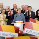 La canciller alemana, Angela Merkel, rodeada de cúpula de la CDU, la noche electoral del 24 de septiembre