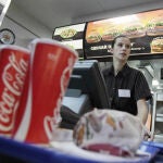 Una empleada de Burger King sirve menús