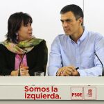 El secretario general del PSOE, Pedro Sánchez (d), junto a la presidenta del partido, Cristina Narbona (i), d el pasado lunes