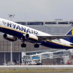 Avión de Ryanair despegando de Toulouse