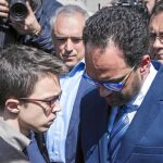 Íñigo Errejón y Antonio Hernando conversan brevemente tras el minuto de silencio, ayer, en el Congreso