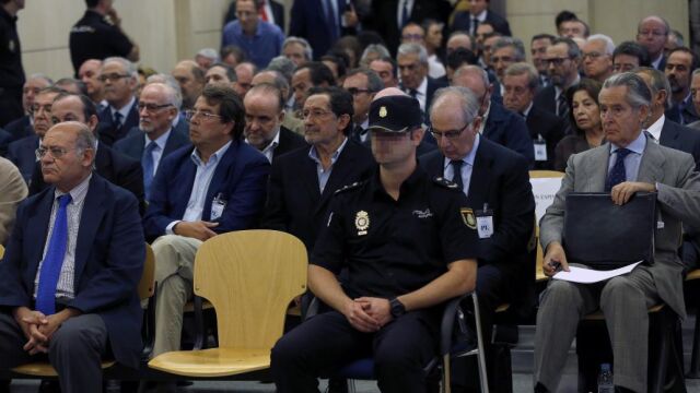 Imagen del juicio contra los contra los expresidentes de Caja Madrid Miguel Blesa (d) y Rodrigo Rato (2-d) y otros 63 usuarios de las polémicas tarjetas "opacas"de Caja Madrid.