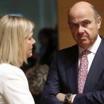 El ministro español de Economía en funciones, Luis de Guindos, conversa con la ministra sueca de Finanzas, Magdalena Andersson