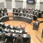 Carmena, a la derecha, alza la mano para apoyar la propuesta de PP. De su grupo la secunda Marta Higueras, su número dos (también marcada con un círculo)