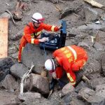 Los servicios de emergencia buscan supervivientes entre los escombros