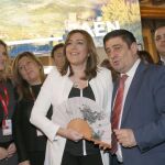 La presidenta de la Junta, Susana Díaz, ayer, en el stand de Jaén en Fitur, junto al presidente de la Diputación, Francisco de los Reyes