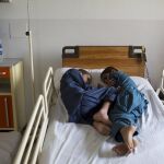 Los dos hermanos paquistaníes conocidos como los «niños solares»