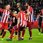 Kevin Gameiro (i) del Atlético de Madrid celebra su gol ante Bayer Leverkusen con sus compañeros