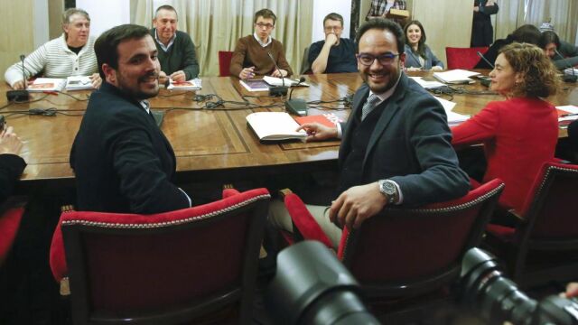El portavoz del PSOE, Antonio Hernández (c), el líder de IU, Alberto Garzón (i); Íñigo Errejón (3i), Xavier Domènech (4i) de Podemos y Joan Baldoví de Compromís (2i), durante la reunión de los equipos negociadores del PSOE, Podemos, IU y Compromís.