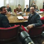El portavoz del PSOE, Antonio Hernández (c), el líder de IU, Alberto Garzón (i); Íñigo Errejón (3i), Xavier Domènech (4i) de Podemos y Joan Baldoví de Compromís (2i), durante la reunión de los equipos negociadores del PSOE, Podemos, IU y Compromís.