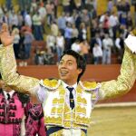 El mexicano Sergio Flores desorejó a su primer astado ayer en Tlaltenango (México)