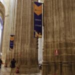Las naves de la Catedral lucen banderolas alusivas a la exposición, abierta hasta el 8 de diciembre de 2018