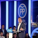 El presidente del Gobierno y candidato a la reelección por el PP, Mariano Rajoy, durante el mitin que celebró en La Coruña tras ser agredido por un joven.