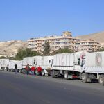 El convoy de camiones con ayuda se dirige a Muadamiya, cerca de Damasco
