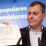 El «número dos» del PP andaluz, José Luis Sanz, mostró ayer el desglose de los fondos de formación de la Junta