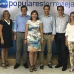 La dirigente del PP en la Comunitat, Isabel Bonig, junto al presidente de los populares alicantinos, José Císcar, en un encuentro con los representantes de las AMPAS en Torrevieja