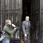 El extesorero del Partido Popular Luis Bárcenas, a su salida esta tarde de su domicilio entre numerosos informadores