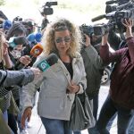 Diana López-Pinel, la madre de Diana Quer, a su llegada al juzgado de Ribeira, convocada junto al padre por el juez que instruye la causa de la desaparición de su hija.