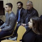 El futbolista del Atlético de Madrid Lucas Hernández (i), durante el juicio por el incidente que protagonizó junto a su novia Amelia De la Ossa (d) el pasado 2 de febrero en su piso de Madrid