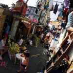 Jóvenes filipinos decoran sus casas para el Domingo de Ramos en un suburbio de Manila.