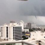 Un tornado se forma en el mar en la costa de Florida